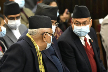 राष्ट्रपति कार्यालयमा ओली, प्रचण्ड र खनालबीच भलाकुसारी (फोटोफिचर)